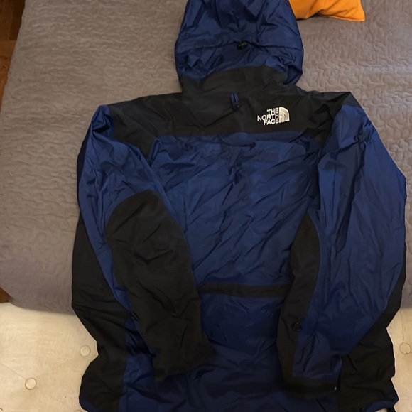 The North Face- XL Windbreaker - Picture 2 of 2